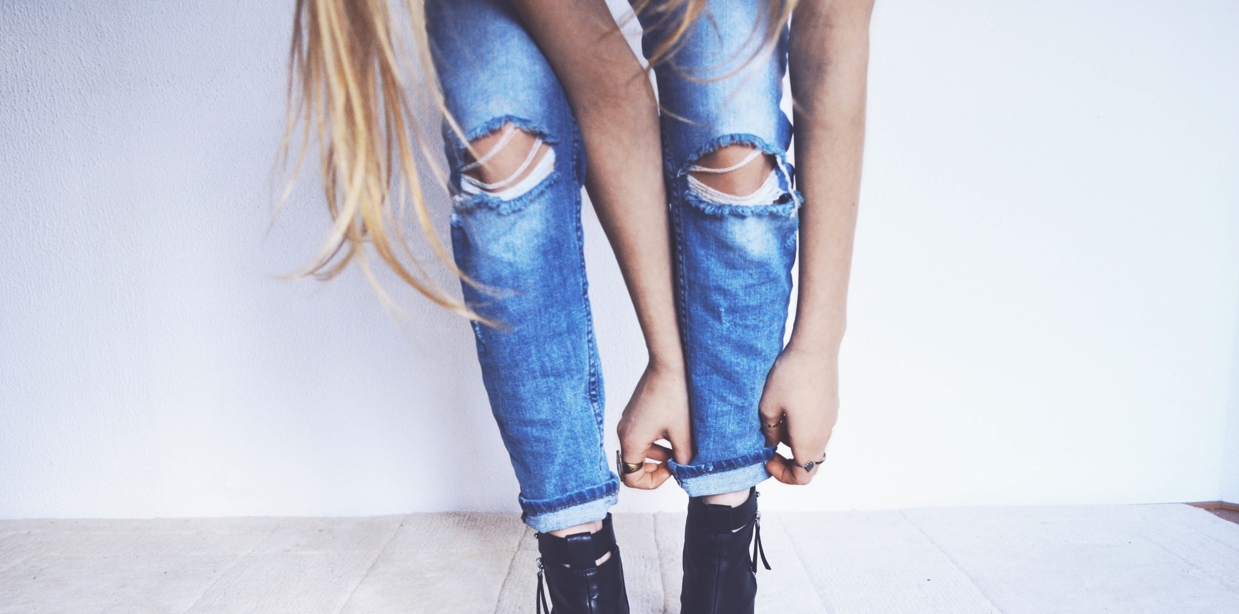 Класически дамски дънки с висока талия - подчертават талията и удължават краката. Поръчай сега от MISMO.BG на достъпни цени и с бърза доставка.