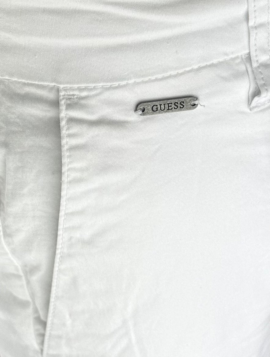 Мъжки бял панталон с изчистен дизайн модел Guess Daniel, купи сега с намаление и бърза доставка от МISMO.BG.