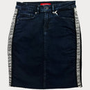 Дамска дънкова пола Guess в син цвят, със страничен кант с лого, закопчаване с цип и копче. 