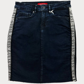 Дамска дънкова пола Guess в син цвят, със страничен кант с лого, закопчаване с цип и копче. 