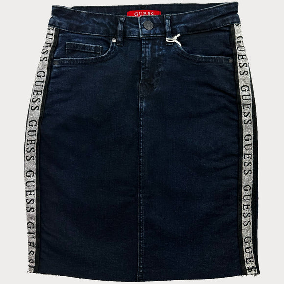 Дамска дънкова пола Guess в син цвят, със страничен кант с лого, закопчаване с цип и копче. 