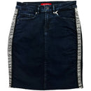 Дамска дънкова пола Guess в син цвят, със страничен кант с лого, закопчаване с цип и копче. 