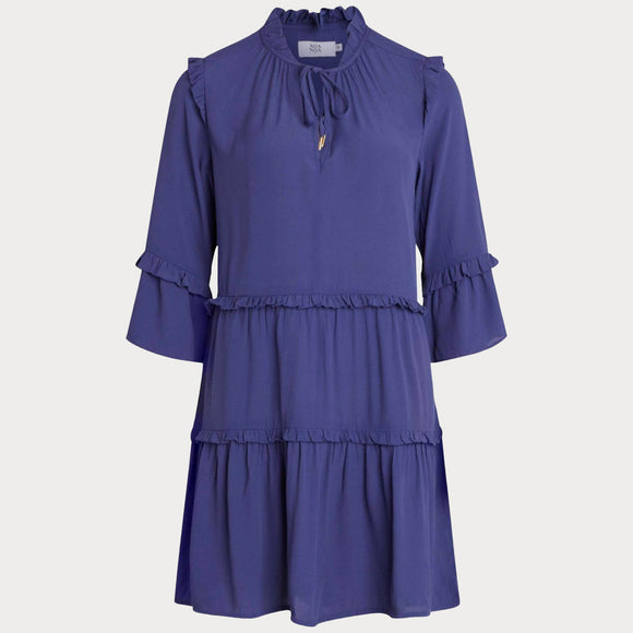 Дамска рокля NOA NOA в тъмно син цвят, с воали по ръкавите и долен подгъв. С връзки на деколтето. Размер EU44