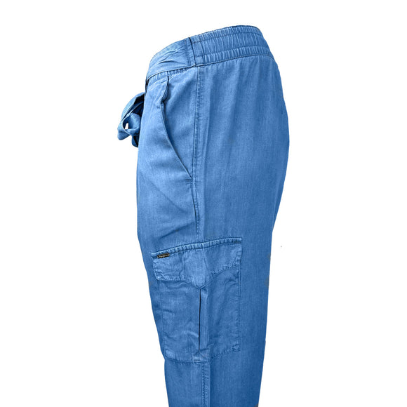 Дамски спортно елегантен син панталон PEPE JEANS, със средна талия,  захващане с колан, стандарно приилягане, лека и приятна материя. В размер W28. Regular 