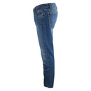 Дамски сини вталени дънки Guess, свободно прилягане, закопчаване с копче и цип, предни и задни джобове. 