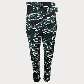 Дамски камуфлажен панталон с висока талия G-STAR, със странични джобове и задни Закопчаване с колан, копчета и цип. 