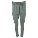 Дамски спортно елегантен панталон в зелен цвят Guess. С ластик в горната част и връзски, със страничен кант. 