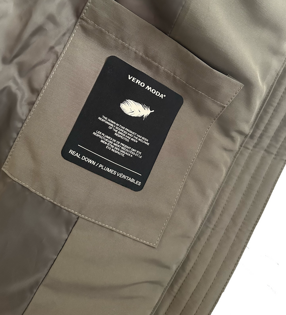 Дамско дълго зимно яке Vero Moda в зелен цвят, размер М. Закопчаване с цип и регулириема качулка. Странични джобове без цип. 